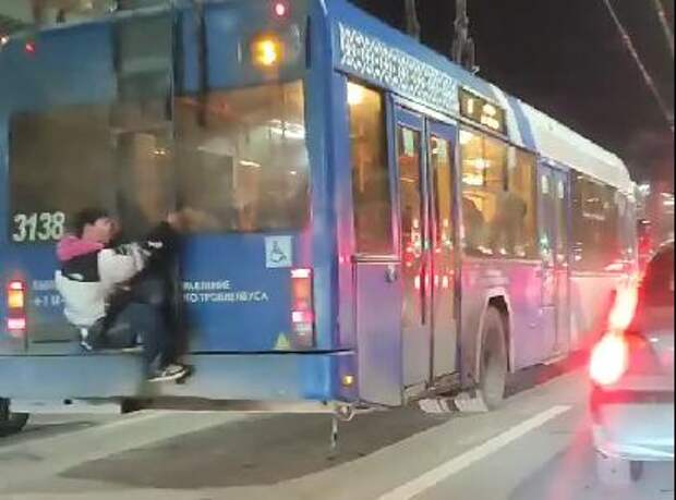В Рязани засняли подростка-зацепера на троллейбусе