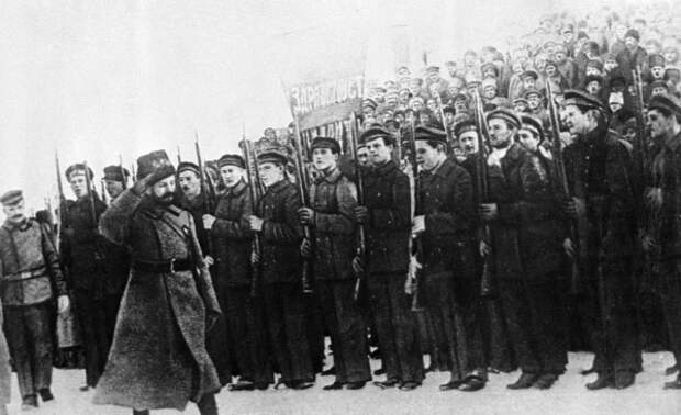 Михаил Фрунзе принимает парад красноармейских частей. Фото: РИА Новости, архив