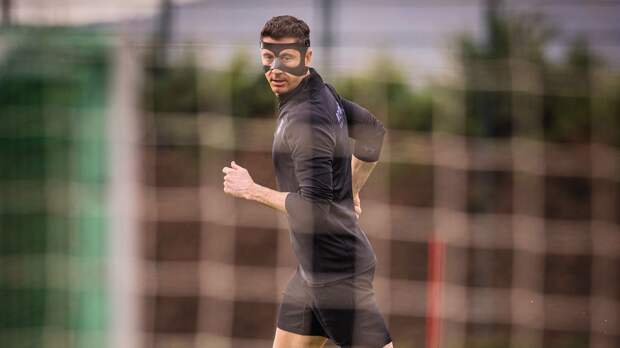 Левандовски провел тренировку в защитной маске после перелома глазницы