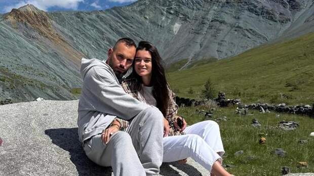 «Про животик и беременность не забываем»: Бородина показала округлившийся живот