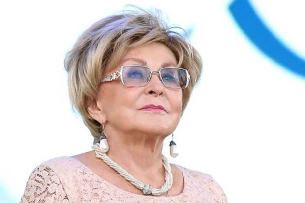 Дом с петушком на крыше: как живет Ангелина Вовк в подмосковной Лобне