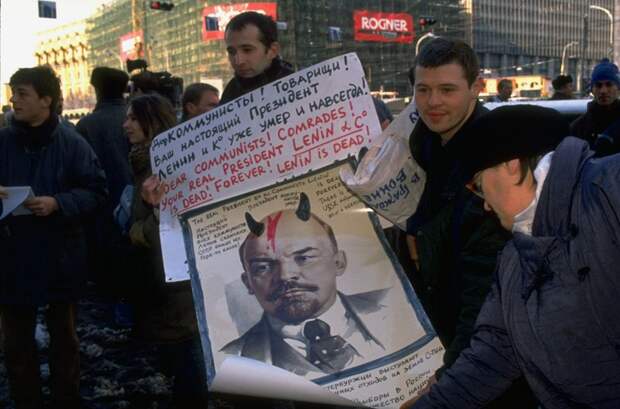 1992. 17 марта. Молодежная контрдемонстрация во время прокоммунистической демонстрации