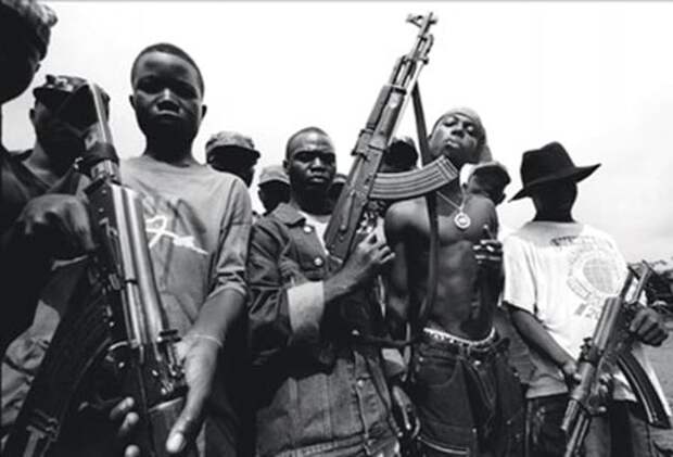Он шел в бой голым и ел человеческие сердца. Жуткая и кровавая история либерийского «Генерала без Штанов»