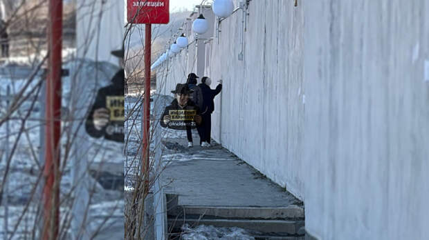 В Барнауле неизвестные "художники" оставили рисунки на стене Речного вокзала