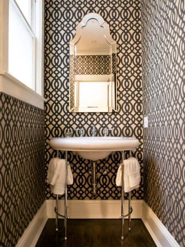 Маленькая ванная комната, которая получилась более оригинальной за счёт правильно подобранной цветовой гаммы и рационально использованного свободного пространства.