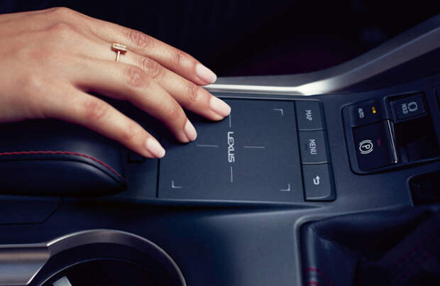 На новых автомобилях Lexus устанавливается сенсорная панель. | Фото: major-lexus.ru.
