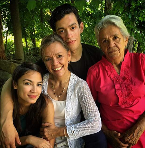 Александрия Окасио-Кортес с мамой, бабушкой и братом