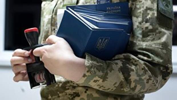 Сотрудница пограничной службы Украины на международном пункте пропуска через украинско-польскую границу