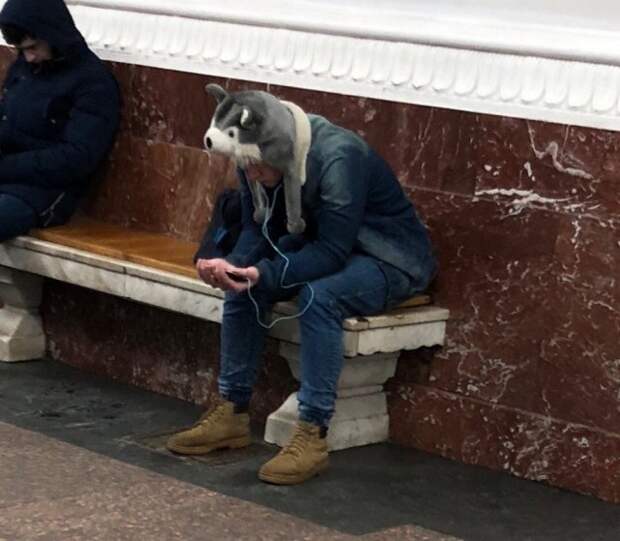 Модники и странные персонажи в метро