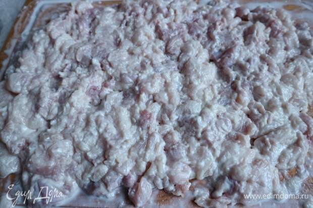 Александрова-Игнатьева советовала отбивать мясо так, как отбивается говядина, т. е. после каждого удара притягивать молоток к себе, чтобы куски не отскакивали. Мясо должно быть очень хорошо отбито и представлять собой измельченную массу.