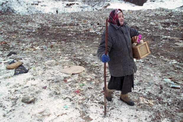 1992. 27 января. Мария Зубаткина копается в мусорной свалке под Москвой. Она собирает еду для себя и своих питомцев