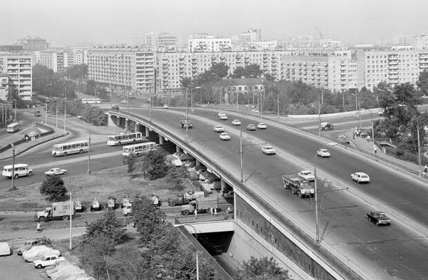 На снимке: Москва. Транспортная развязка на Дмитровском шоссе, 1987 год Фото Борис Корзин /Фотохроника ТАСС