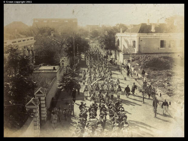 Немецкие солдаты маршируют по Виктория-роуд