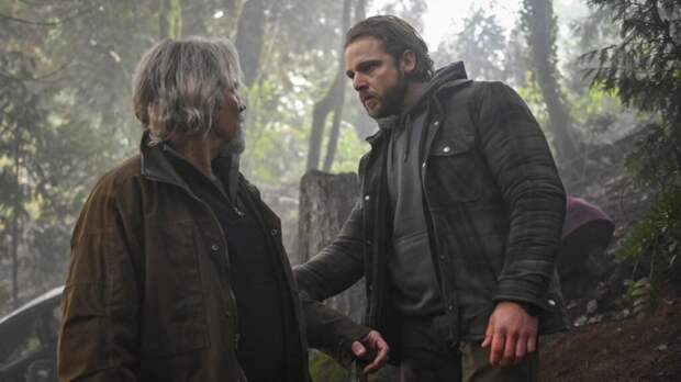 Jeff Fahey as Walter Leone and Max Thieriot as Bode Leone