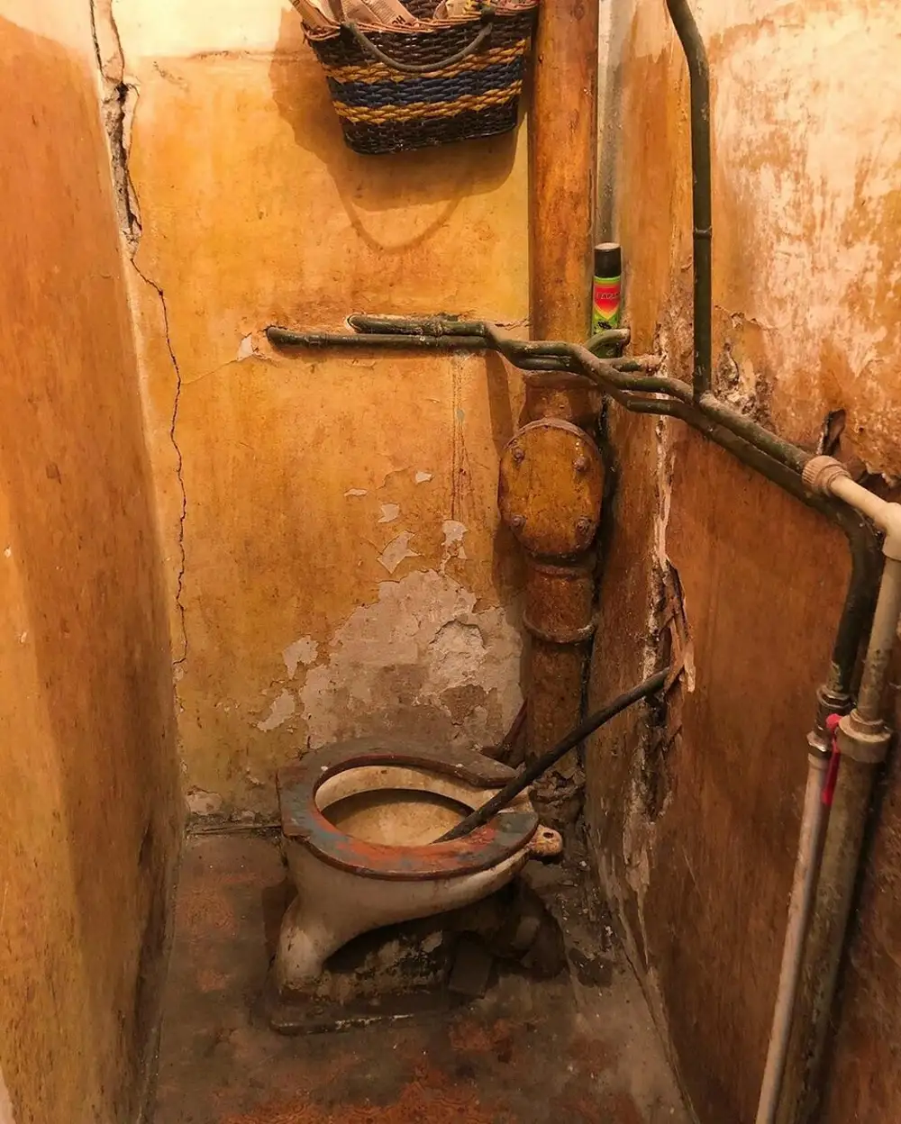 старая комната в хрущевке. страшная квартира. квартира в ужасном состоянии. квартиры в убитом состоянии. квартиры в убитом состоянии.