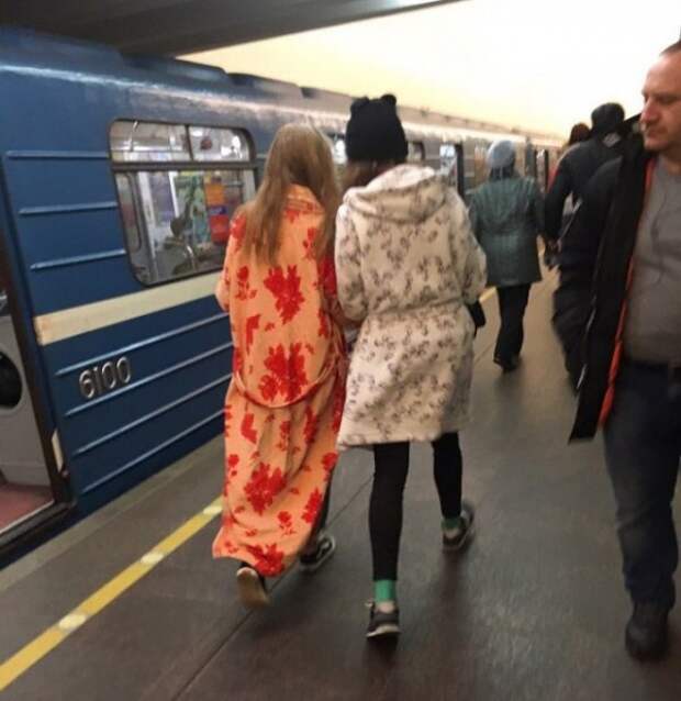 А вы знаете - в метро порой встречаются те еще модники!
