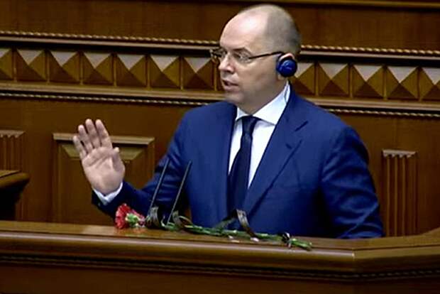 Главе Минздрава Украины вручили похоронный букет