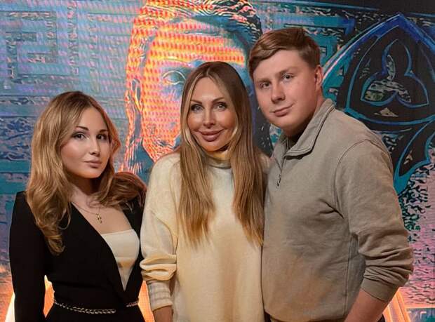 Актриса Наталья Бочкарева вышла в свет со старшими детьми