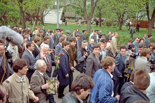 1992. 8 мая. Президент России Борис Ельцин встречается с ветеранами войны в парке Горького