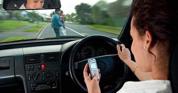 Водителю стоит не писать СМС-ки, а сосредоточиться на управлении машиной. | Фото: shareably.co.
