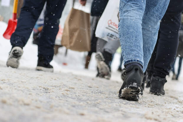 В российском городе портреты ветеранов поставили у ног прохожих