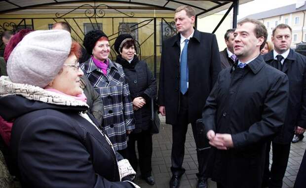На фото: Дмитрий Медведев во время общения с жителями города