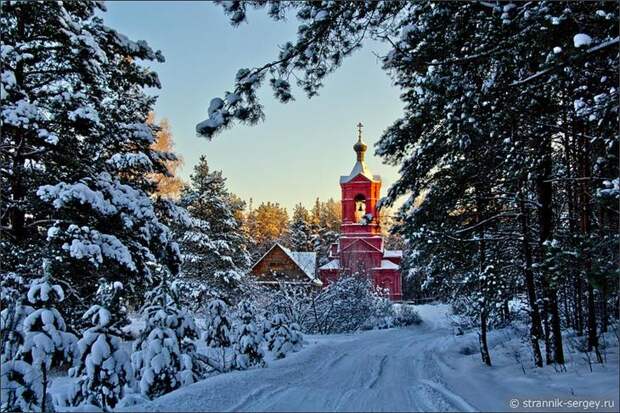 Церковь Казанской иконы Божией Матери в село Марково в зимнем лесу 
