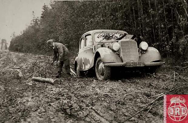 Водителю этого Mercedes-Benz 170V будет проблематично самому справиться в такой ситуации даже с помощью бревен