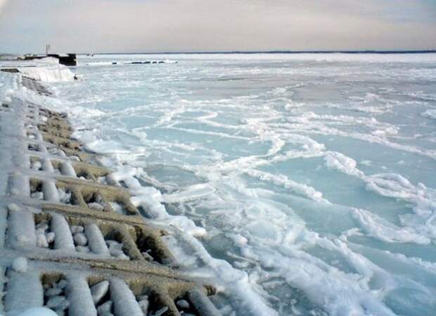 Замерзшее Черное море у побережья Одессы