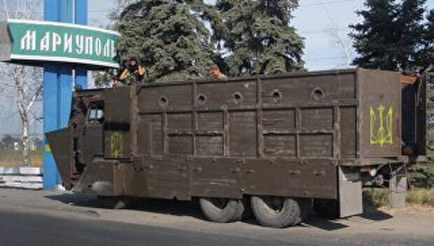 Бронированный грузовик с украинскими военными на вьезде в Мариуполь. 28 августа 2014