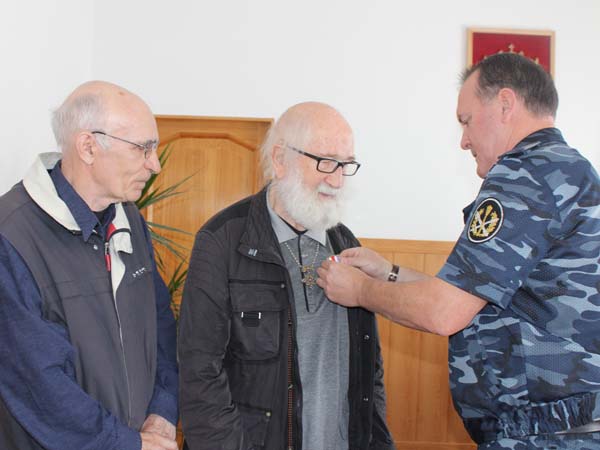 Немецкий священник награжден орденом Русской Церкви за помощь заключенным Немецкий священник награжден орденом Русской Церкви за помощь заключенным
