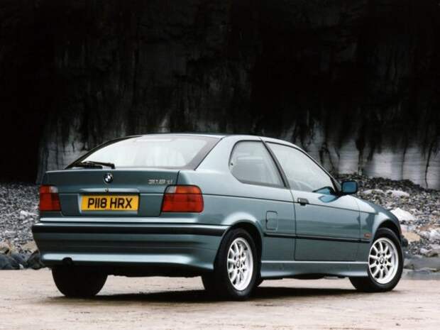В 80-х и 90-х годах прошлого века немецкие производители начали искать новые сегменты, выходящие за рамки прежних рамок.  Именно тогда компания BMW совершила огромный скачок, создав 3-Series Compact, первая версия которой была построена на смеси платформ E36 и E30. 