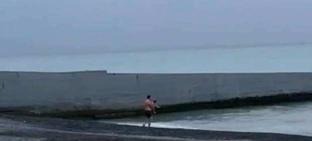 Набережная Сочи  в шоке: раздетый мужчина тащил детей в ледяную воду