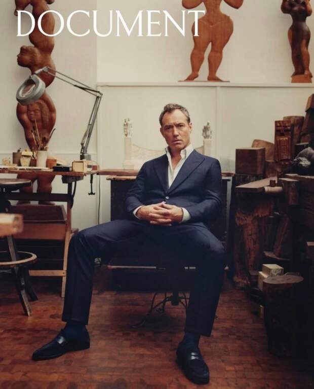 53-летний Джуд Лоу показал спортивное тело в обтягивающей футболке: фото