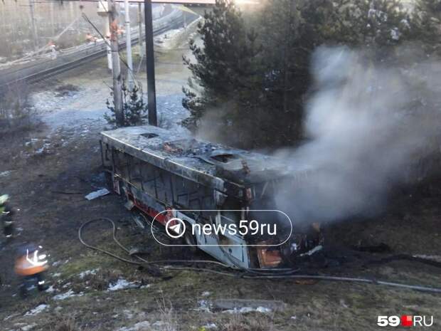 Автобус с пассажирами рухнул с моста и загорелся в Перми — рассказываем обо всем, что известно о происшествии