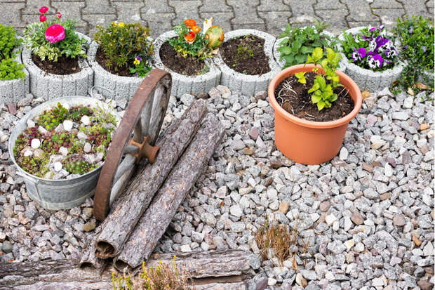 От дорожек до рокариев: 6 идей, как использовать камни в оформлении садового участка