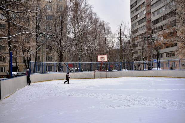 Каток во дворе на Краснодарской / Фото: Александр Кочубей, «Юго-Восточный курьер»