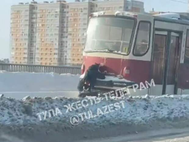 "Не убьются, так покалечатся": зацеперы на трамваях в мороз шокируют жителей Тулы