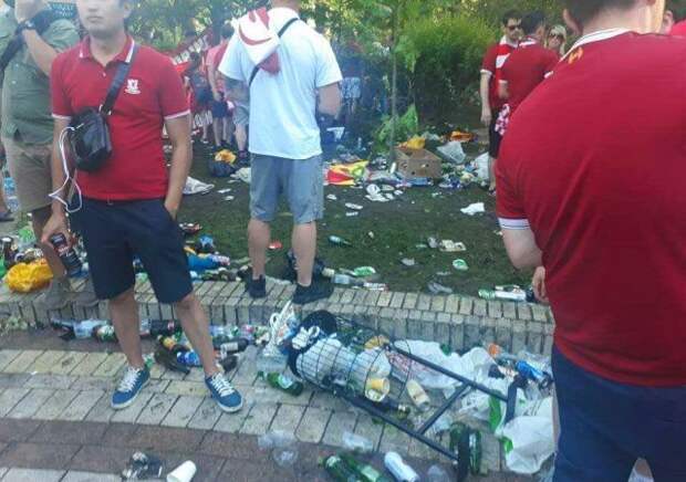 После болельщиков "Ливерпуля" киевский парк остался завален горами мусора
