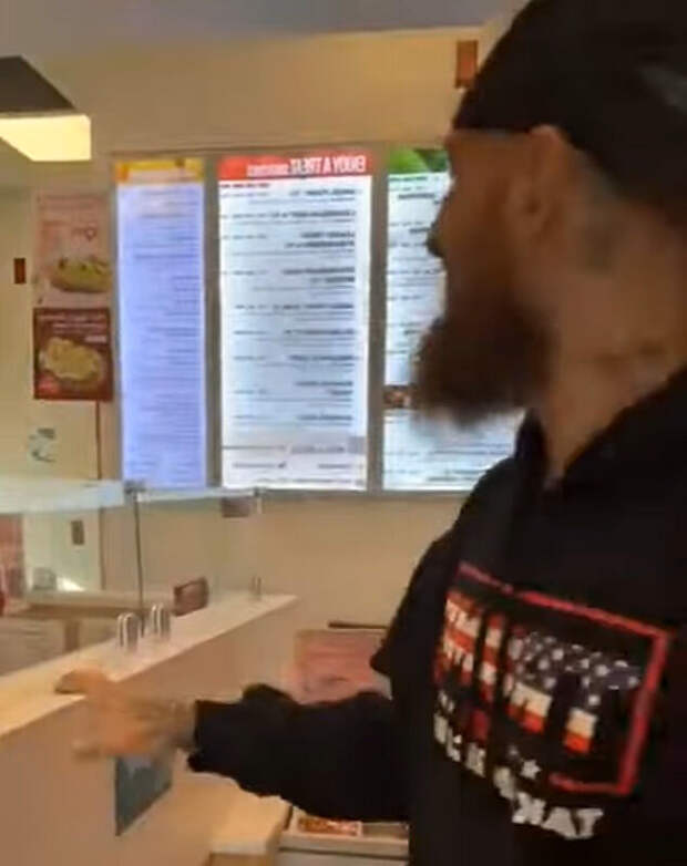 В США сотрудники кафе уволены за отказ обслужить клиента в худи с Трампом