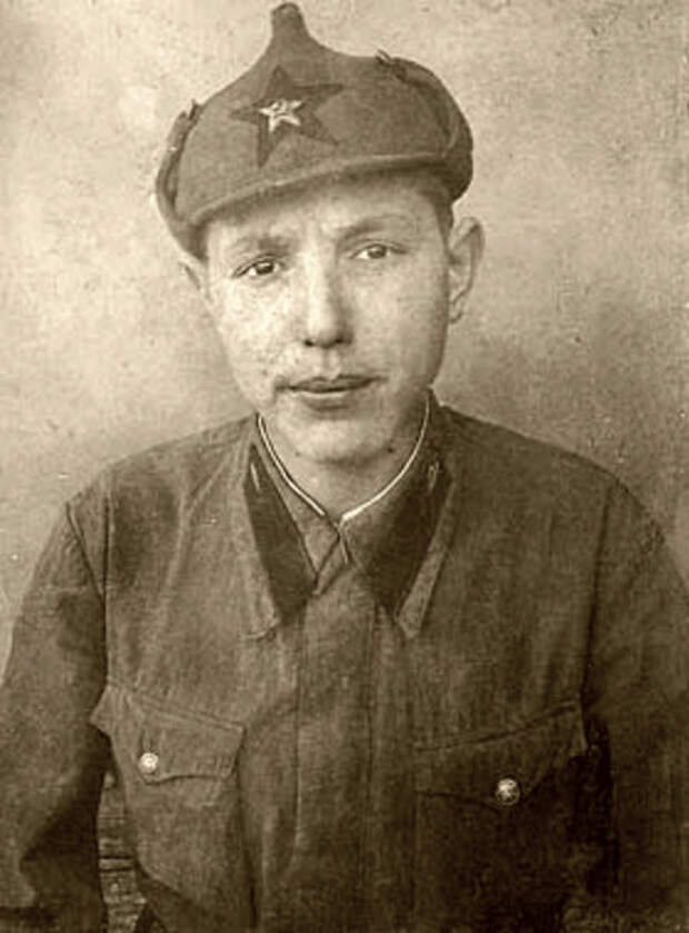 Фадин Александр Михайлович, курсант Горьковского мотоциклетного училища. 1941 год.