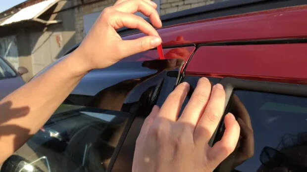 Водители стали массово снимать ветровики со стёкол автомобиля, чтобы пройти техосмотр