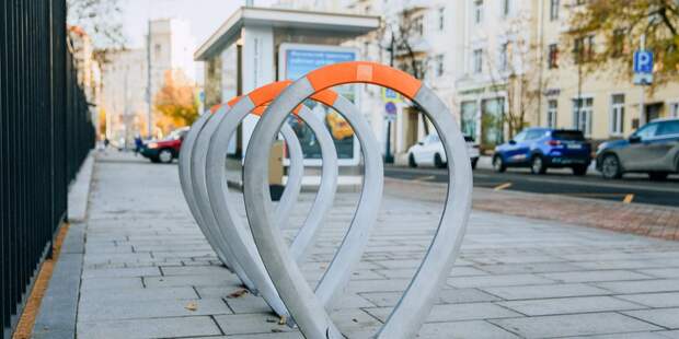 Более 500 велопарковок оборудовали в Москве с начала сезона