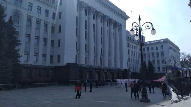Киевские митингующие забросали офис Зеленского мелочью