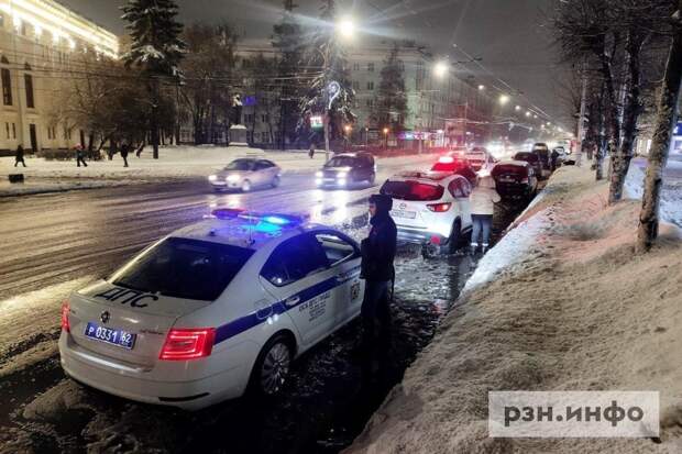 20 автомобилей за вечер пробили колёса на Театральной площади в Рязани