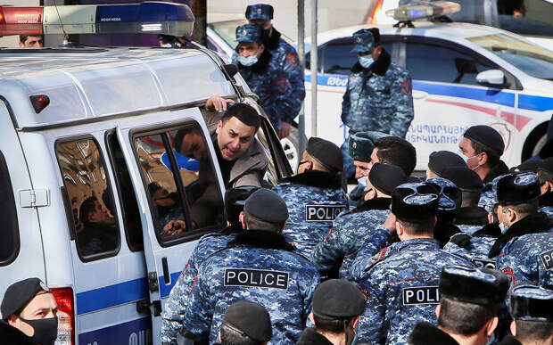 Сотрудники полиции задерживают участников акции протеста, выступающих против премьера Армении Никола Пашиняна, у правительственного здания в Ереване