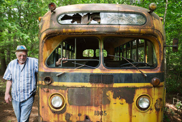 елец Города старых автомобилей Уолтер Дин Льюис и школьный автобус 1950 года