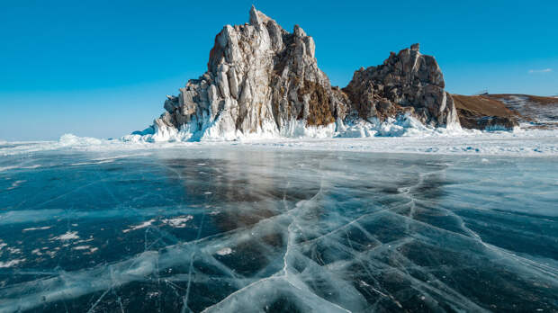 Лёд — это огромная причина отправиться на озеро Байкал!