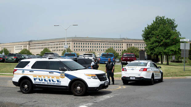 Полицейские у здания Пентагона в Вашингтоне - РИА Новости, 1920, 03.08.2021