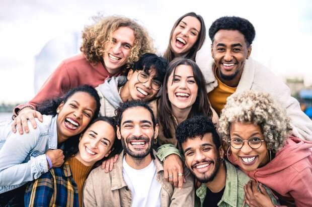 10 smiling young people.